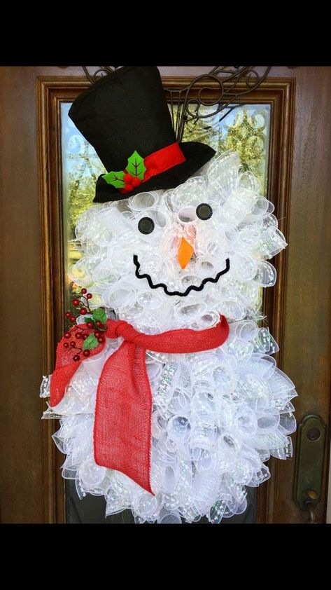 Front Door Wreath Ideas, Mesh Snowman Wreath, Door Wreath Ideas, Deco Mesh Snowman, Mesh Snowman, Diy Christmas Snowman, Snowman Door Hanger, Bolo Mickey, Christmas Wreath Craft