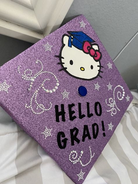 Grad Cap Hello Kitty, 2024 Grad Cap Ideas, Kuromi Graduation Cap, Purple Graduation Cap Ideas, Cute Cap Ideas For Graduation, Sanrio Graduation Cap, Hello Kitty Graduation Cap, Hello Kitty Senior, Graduation Cap Drawing