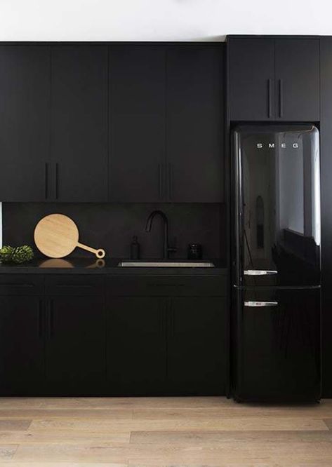 matte black kitchen with polished concrete backsplashes Black Kitchen Inspiration, All Black Kitchen, Matte Black Kitchen, Серая Кухня, Black Backsplash, Black Kitchen Cabinets, Hus Inspiration, Black Kitchen, Black Cabinets