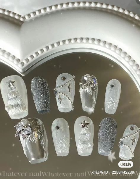 Silver white christmas nails look 2023 Silver White Christmas Nails, Silver Chrome Christmas Nails, Christmas Nails White And Silver, Christmas Snow Nails, White Silver Christmas Nails, Christmas Silver Nails, Silver Nails Christmas, White And Silver Christmas Nails, Silver Christmas Nail Designs