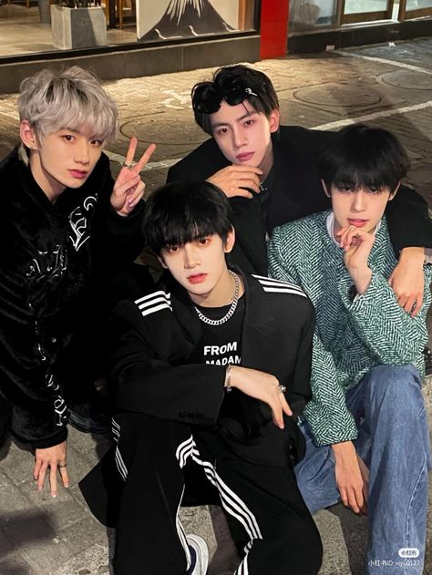 4 Boys Squad, Uzzlang Boy Friends, University Vibes, Uzzlang Boy, Friendship Pics, Boy Squad, Squad Pictures, Friendship Photoshoot, Story Ideas Pictures