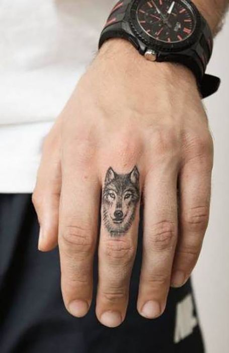 25 Wild Wolf Tattoos Design Ideas for Men - The Trend Spotter Men Finger Tattoos, Wolf Face Tattoo, Fernweh Tattoo, White Wolf Tattoo, Wolf Tattoo Meaning, Tattoo On Finger, Small Wolf Tattoo, Wolf Tattoos Men, Tattoo Wolf