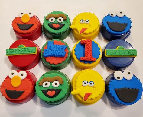 Sesame Street chocolate covered Oreos. Treat package for a 1st birthday. #sweettreatsbytiffany #sesamestreet #sesamestreetparty #chocolate… Sesame Street Chocolate Covered Oreos, Sesame Street Oreos, Elmo Treats, Sesame Street Treats, Sage Birthday, Sesame Street Birthday Cakes, Chocolate Covered Cookies, 2nd Birthday Party For Boys, Cookie Monster Party