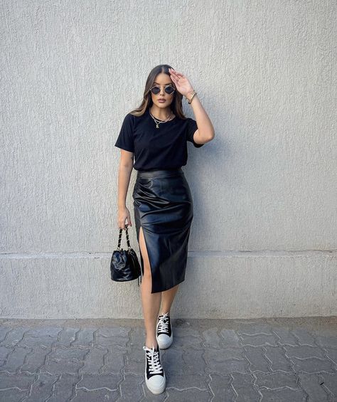 Black Leather Pencil Skirt Outfit, Black Leather Skirt Outfits, Leather Skirt Outfit Casual, Long Leather Skirt Outfit, Pencil Skirt Outfit Ideas, Mid Skirt Outfits, Leather Skirt Outfit Ideas, Leather Pencil Skirt Outfit, Black Pencil Skirt Outfit