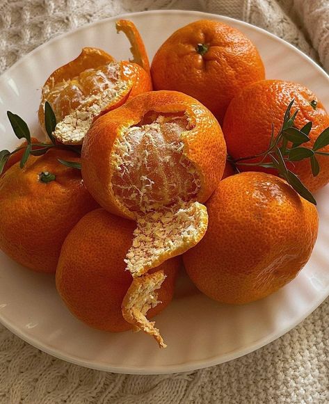 Orange Fruit Photography, Half Peeled Orange, Clementine Aesthetic, Peeled Orange, Orange Energy, Autumn Fruits, Orange Peels, Orange You Glad, Orange Aesthetic