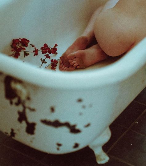 Bathtub Aesthetic Photoshoot, Gothic Bathtub, Bathtub Photoshoot Aesthetic, Catherine Core, Bathtub Photos, Kitchen Portrait, Analog Portrait, Bathtub Photoshoot, Game Of Thrones Ending