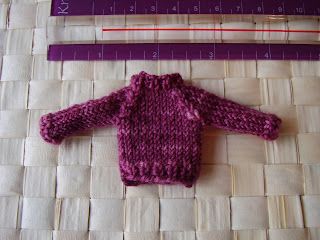 Everwhelming Liz: Tiny sweater: with pattern! Tiny Knit Sweater Pattern, Tiny Sweater Knitting Pattern, Knit Ornaments, Knitted Ornaments, Sweater Ornaments, Christmas Tree Ugly Sweater, Crochet Tiny, Christmas Boutique, Miniature Knitting