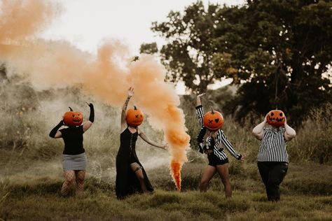 Group Pumpkin Head Photoshoot, Plus Size Halloween Photoshoot, Halloween Friends Photoshoot, Friends Halloween Photoshoot, Spooky Family Photo Shoot, Pumpkin Head Photoshoot Friends, Bff Shoot, Witchy Photoshoot, Halloween Styled Shoot