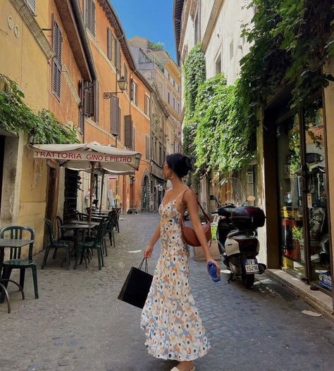 Spring In Europe Aesthetic, Rome Astethic Outfits, Spring In Rome Outfits, Santorini Outfit Ideas Summer, Europe Tourist Outfit, Europe Poses Photo Ideas, Montenegro Outfit, Outfits Rome, Aesthetic Vacation Outfits