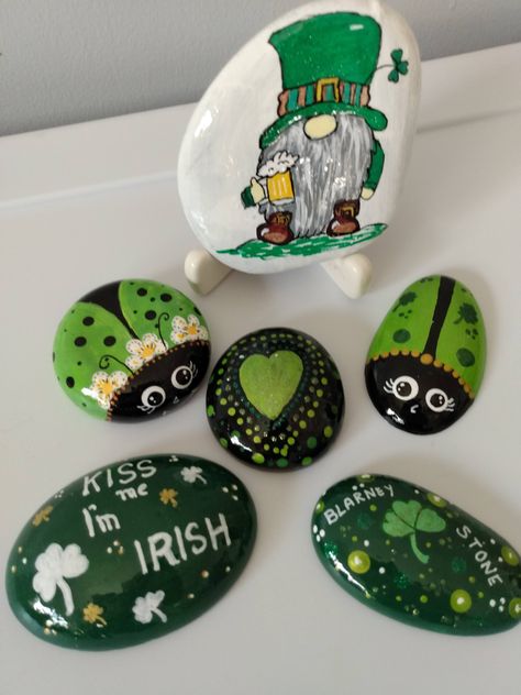 Irish Themed Painted Rocks, Holiday Crafts Decorations, Saint Patricks Day Art, Ladybug Rocks, Blarney Stone, St Pats, Painting Quotes, Rock Ideas, Kindness Rocks