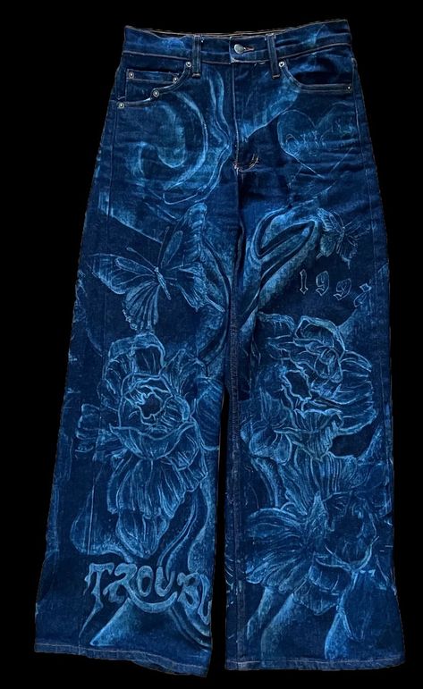 Jean Pants Design, Upcycling Jeans Ideas, Drawn On Jeans, Art On Jeans, Jeans With Designs, Custom Denim Jeans, Bleaching Clothes, Cool Jeans, Jeans Design