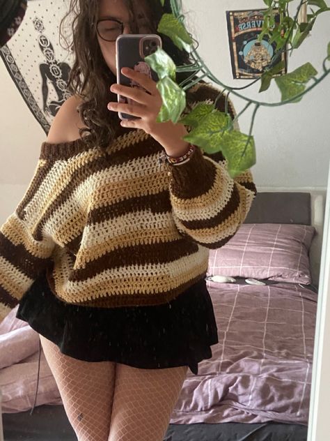 Crochet Sweater Over Dress, Crochet Sweater Winter, Crochet Fall Clothing, Autumn Crochet Ideas Clothes, Crochet Top Fall, Cute Crochet Sweater Patterns, Off The Shoulder Crochet Sweater, Fall Crochet Tops, Brown Crochet Projects