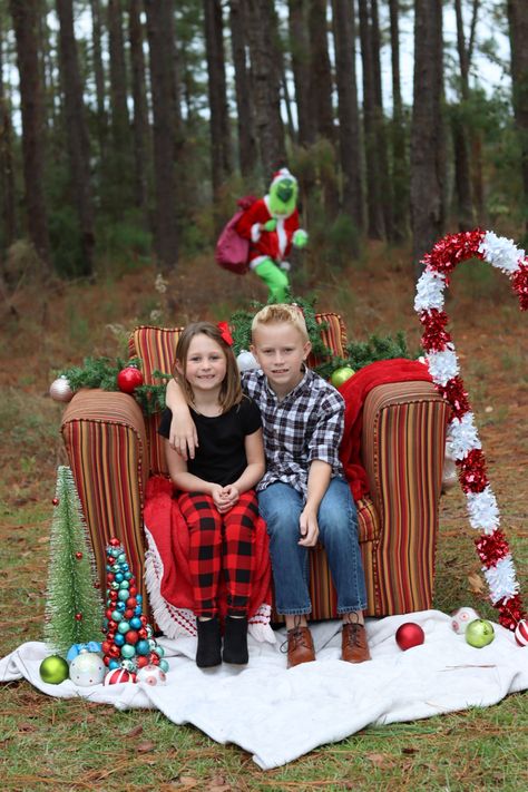 Grinch Mini Sessions, Grinch Pictures With Kids, Grinch Picture Ideas, Pictures With The Grinch Ideas, Funny Grinch Photoshoot, Grinch Christmas Pictures Family, Grinch Photo Session, Grinch Christmas Photoshoot, Grinch Photo Shoot