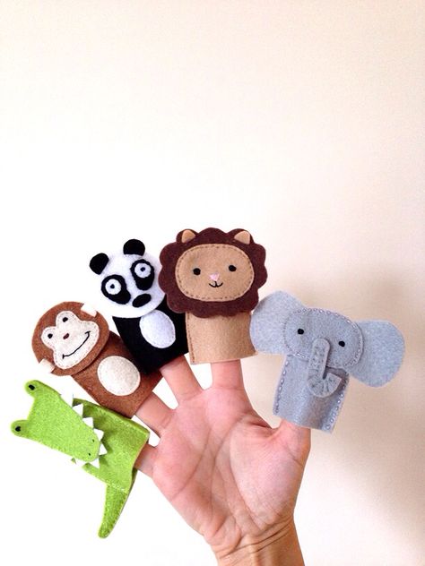 In the jungle, felt finger puppets! #Fingerpuppets Finger Felt Puppets, Finger Puppet Patterns, Felt Puppets, Puppets For Kids, Puppets Diy, Baby Quiet Book, Felt Finger Puppets, Puppet Patterns, Felt Quiet Books