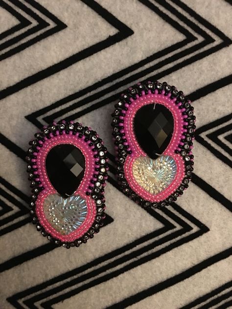 Black and pink beaded earrings Beaded Studs, Black Beaded Earrings, Pink Beaded Earrings, Beadwork Ideas, Beaded Stuff, Beadwork Designs, Native American Design, Beaded Jewlery, Native American Beadwork