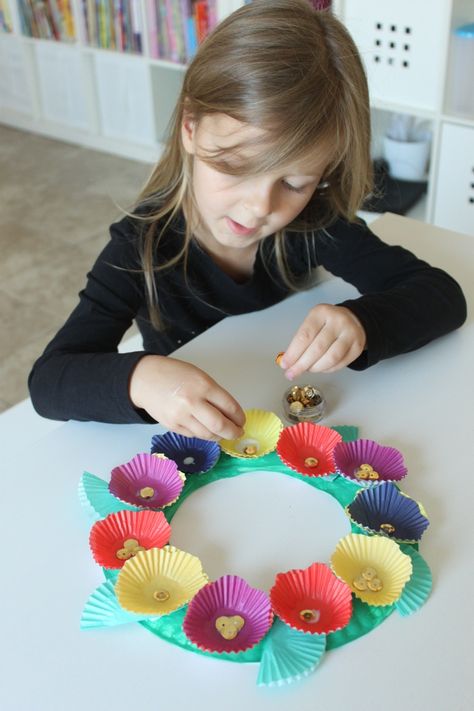 Cupcake Liner Crafts, Cupcake Liner Flowers, Spring Preschool, Spring Crafts For Kids, Daycare Crafts, Mors Dag, Childrens Crafts, Mothers Day Crafts, Summer Crafts