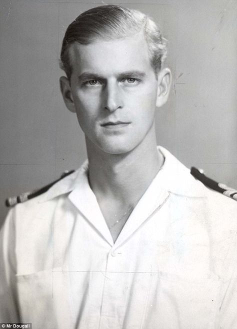 The Duke of Edinburgh at the age of 25 when he was serving as a Royal Navy officer Young Prince Philip, Britania Raya, Queen Elizabeth Photos, Elizabeth Philip, Queen And Prince Phillip, Royal Family Trees, Queen Vic, English Royal Family, Princess Diana Family