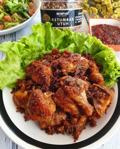 Resep Ayam Goreng Ketumbar dari @yscooking Chinese Background, Diy Drinks, Food Info, Lunch Menu, Indonesian Food, Food Menu, Tandoori Chicken, Chicken Dishes, Asian Recipes