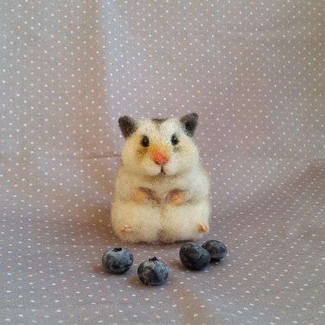 Needle Felt Hamster, Felt Animation, Felted Hamster, Animals Sculpture, Dry Felting, Needle Felting Diy, Wool Animals, Nuno Felt Scarf, Felt Mobile