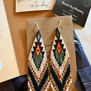 Beaded Earrings Native Beadwork Inspire Uplift ⭐, Indian Beadwork, Native American Beadwork Patterns, Seed Bead Jewelry Patterns, Beaded Earrings Native, Beaded Earrings Diy, Native Beadwork, Nativity Crafts, Brick Stitch Earrings