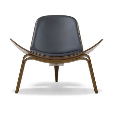 CH07 Shell Chair designed by Hans J. Wegner for Carl Hansen and Son Icona Pop, Carl Hansen & Son, Danish Furniture Design, Tadao Ando, Sofa Lounge, Carl Hansen, Hans J Wegner, Hans Wegner, Shell Chair