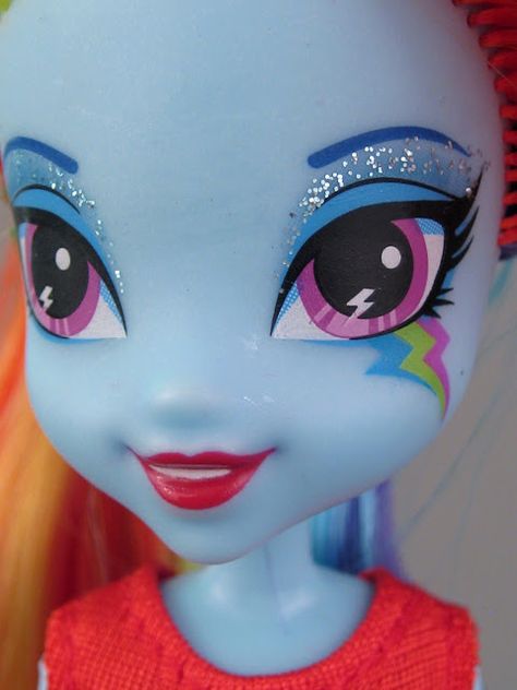 Rainbow Dash cutie mark for face painting (+ silver glitter eye shadow) Equestria Girls Birthday Party, Rainbow Dash Costume, Equestria Girls Party, Blue Face Paint, Girl Face Painting, Painted Rainbow, Girl Rainbow, Halloween 2, Holiday Makeup