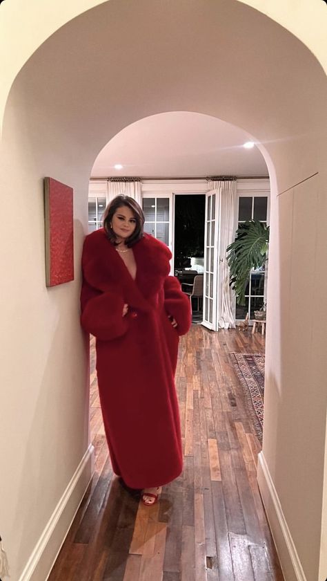 Selena Gomez Red Dress, Red Fur Coat, Selena Selena, Saturday Outfit, Selena Gomez Photoshoot, Selena Gomez Outfits, Wife Style, Selena Gomez Cute, Selena Gomez Photos