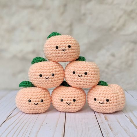 One year ago today, this pattern came to life! I have made SO many of these little peaches it's almost ridiculous! I love the size of them because they fit right in your hand and can be used as a little stress ball! And who can't use one of those these days? 😂 Find the finished peaches here! <------ Find the peach pattern here! <--------- Crochet Peach, Easy Amigurumi, Easy Crochet Animals, Easy Crochet Stitches, Food Easy, Kawaii Crochet, Crochet Food, Beginner Crochet Projects, Beginner Crochet