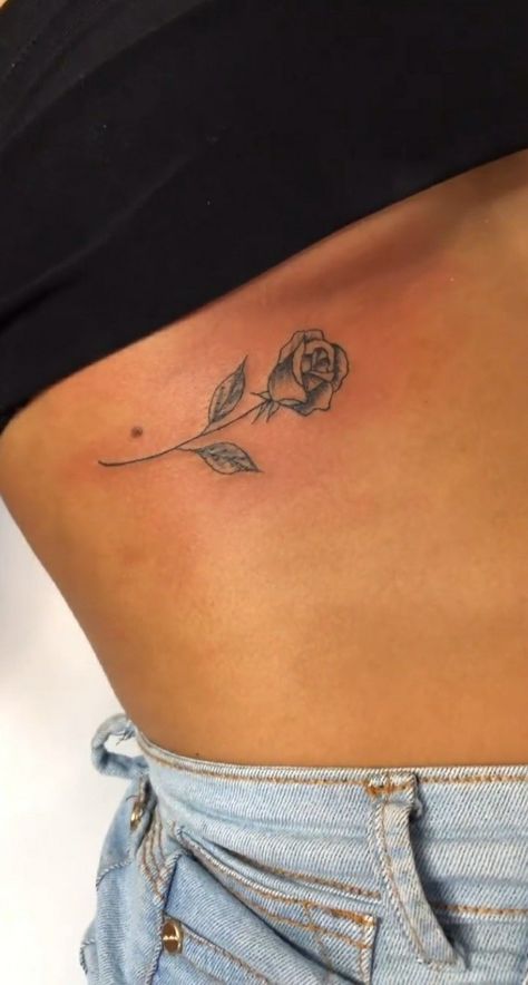 Rose Lower Back Tattoo, Rose On Ribs Tattoo, Rose Tattoo Ribs, Cute Rose Tattoos, Rose Rib Tattoos, Rose Tattoo On Hip, Brust Tattoo Frau, Rosen Tattoo Frau, Flower Tattoo On Ribs