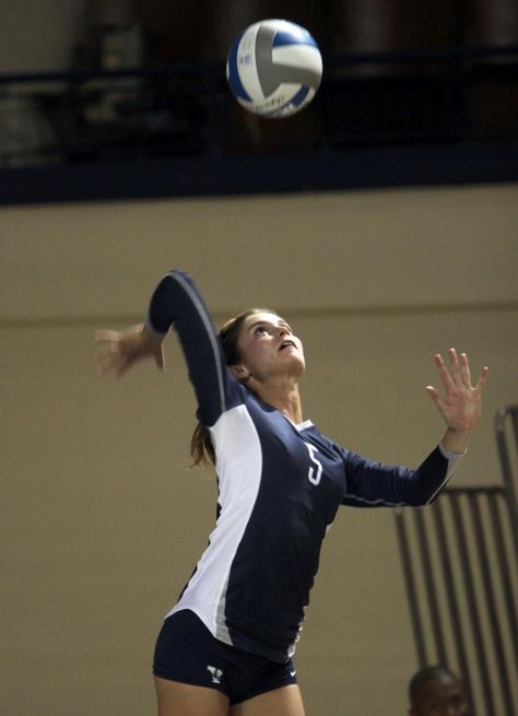 Maddie Rudnick. (photo by Sam Rubin '95, Yale Sports Publicity) Yale Volleyball, Outside Hitter Volleyball, Hitter Volleyball, Volleyball Pics, Yale Law, Dream University, American School, Volleyball Pictures, Dream School