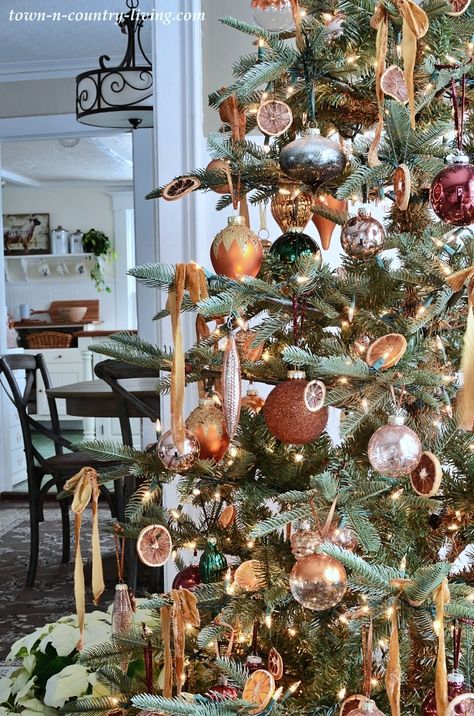 My Old World Style Christmas Tree with Adornments from Ukraine Orange Christmas Tree, Old Fashion Christmas Tree, Christmas Tree Inspo, Orange Ornaments, Retro Christmas Tree, Home Decor Ideas Bedroom, Orange Christmas, Interior Vintage, Cottage Christmas