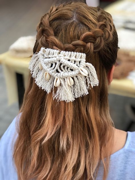 Macrame Brooch Pin, Macrame Hair Clip Tutorial, Hair Macrame, Macrame Hair Accessories, Macrame Hair Clip, Macrame Seashell, Diy Macrame Earrings, Macrame Headband, Pola Macrame