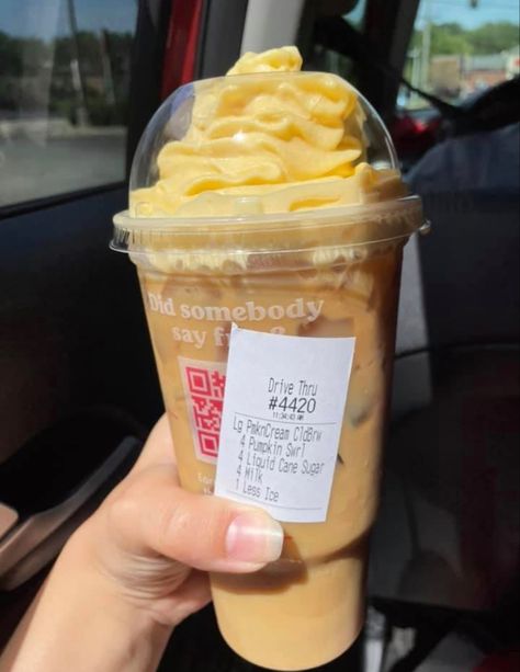 Dunkin Donuts Drinks Pumpkin, Pumpkin Dunkin Drinks, Dunkin Orders, Dunkin Donuts Iced Coffee Recipe, Best Dunkin Donuts Drinks, Dunkin Donuts Coffee Drinks, Dunkin Drinks, Coffee Smoothie Healthy, Dunkin Iced Coffee