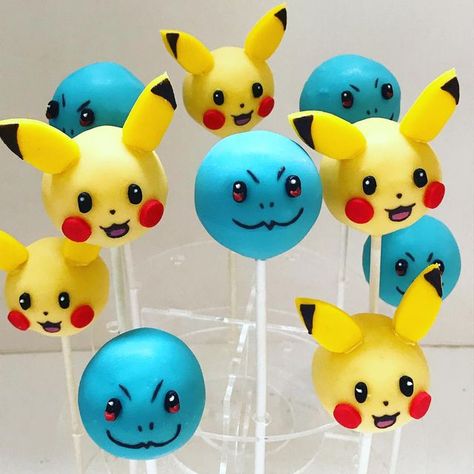 Poke Ball Cake Pops, Pokemon Cake Squirtle, Pikachu Cake Pops, Pikachu Cupcake Cake, Pokemon Muffins, Pokemon Cakepops, Squirtle Party, Squirtle Cake, Pokemon Desserts