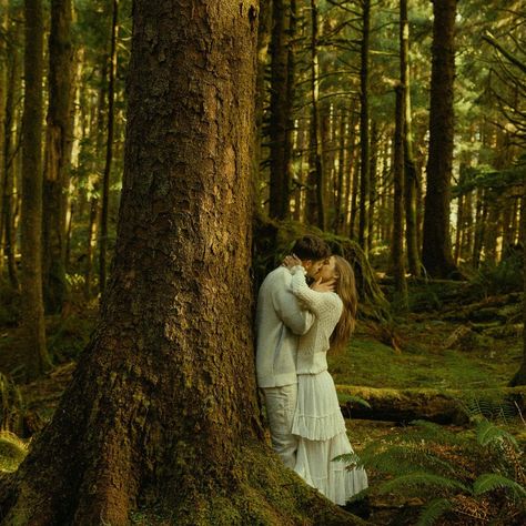 Miles — Photo & Film (@milesleavphoto) • Instagram photos and videos Cottage Core Romance, Cottagecore Romance, Nature Photoshoot, Dreamy Photography, Super 8, Couple Photoshoot Poses, Style Photo, Cinematic Photography, Couple Photography Poses