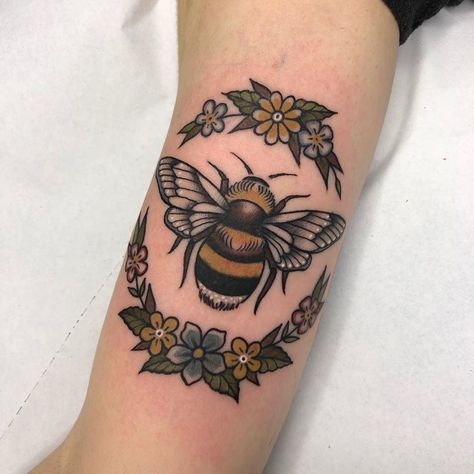 Neo Traditional Bee Tattoo, Traditional Tattoo Leg Sleeve, Bumblebee Tattoo, Meat Art, Abstract Tattoo Ideas, Bumble Bee Tattoo, Flowers And Animals, Pretty Tattoo, Traditional Tattoo Flowers