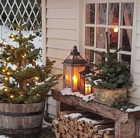 Kerstversiering buiten; ideeën voor decoratie en feestverlichting ook zelf maken - Mamaliefde Winter Porch Decorations, Winter Outdoor Decor, Winter Porch Decor, Diy Christmas Lights, Winter Porch, Christmas Front Porch, Christmas Porch Decor, Garden Christmas, Christmas Decorations Diy Outdoor