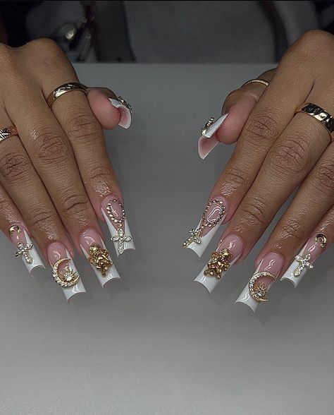 Charms On Nails, White And Gold Nail Designs, Nail Designs With Charms, Egyptian Nails, Nail Art Stripes, Gold Nail Designs, Pink Ombre Nails, Glamour Nails, Colored Acrylic Nails