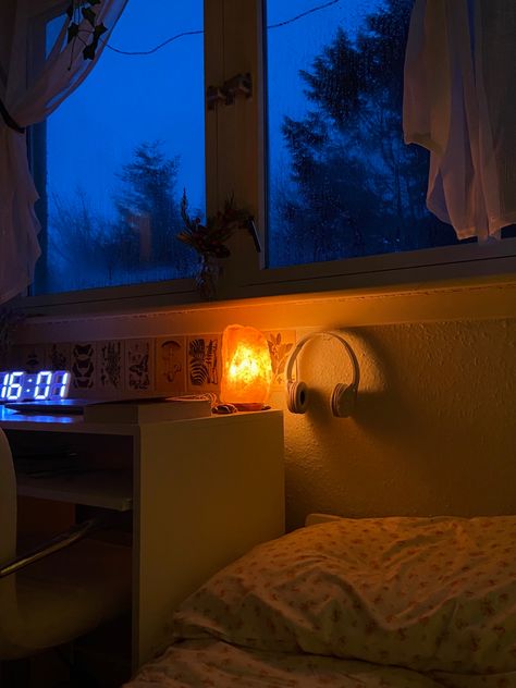 Cozy Lamps Bedroom, Witchcore Bedroom, Room Ideas Aesthetic, Room Goals, Salt Lamp, Cozy Room Decor, Aesthetic Rooms, Pretty Room, Dreamy Room