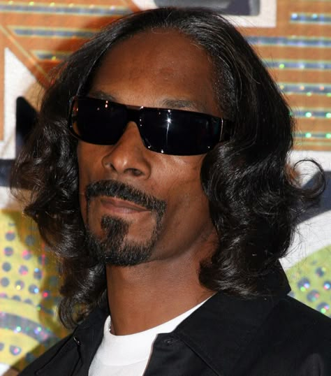 17 Photos That Prove Snoop Dogg Has The Greatest Hair Of All Time Bootsy Collins, Disco Fashion, American Hairstyles, Men's Long Hairstyles, 90s Hip Hop Fashion, Medium Bob Hairstyles, Snoop Dog, Black Men Hairstyles, Gangsta Rap