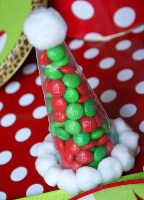 Santa Hats this is  a sweet favor. ~~To make these, fill a disposable icing bag with a scoop of red and green candies. Secure the bottom with a twist tie, and cut off the excess bag. Hot glue small pom-poms around the base of the hat and a larger one to the top......<3 Christmas Candy Bouquet Ideas, Hats Christmas, Clown Party, Christmas Gifts For Coworkers, Christmas Treat, Christmas Favors, Santa Hats, Christmas Crafts For Gifts, Christmas Goodies