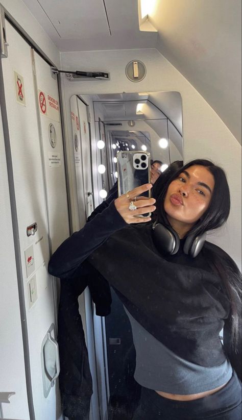 Airplane Pics, Aisha Potter, Basic Ootd, Travel Instagram Ideas, Airport Aesthetic, Airport Photos, Travel Pictures Poses, Healthy Lifestyle Inspiration, Mirror Pic