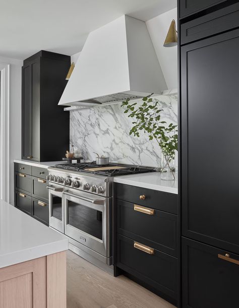 Kitchen Hoods, Marble Counter, Home Luxury, Kitchen Marble, Kitchen Inspiration Design, Black Cabinets, Black Kitchens, Beautiful Kitchens, Dream Kitchen