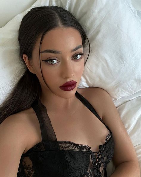 Isa (@isabellrrose) • Instagram photos and videos Vampy Lips Makeup, Vamp Makeup, Dark Lip Makeup, Red Makeup Looks, Feminine Makeup, Vampy Makeup, Lipstick Dark Red, Vampy Lips, Red Lips Makeup Look