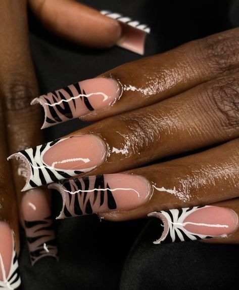 Zebra Acrylic Nails, Zebra Nail Designs, Zebra Print Nails, Zebra Nails, Edgy Nails, Lines On Nails, Dope Nail Designs, Print Nails, Long Acrylic Nails Coffin