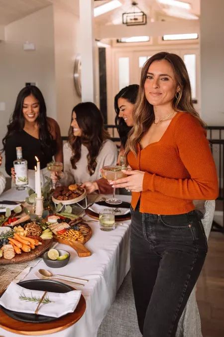 Friendsgiving Outfit Ideas 2024, Comfy Friendsgiving Outfits, 2023 Thanksgiving Outfit, Thanksgiving Outfit 2024, Thanksgiving Outfit 2023, Friendsgiving Outfit Ideas Casual, Thanksgiving Dinner Outfit Women, Friendsgiving Outfit Ideas, Thanksgiving Ootd