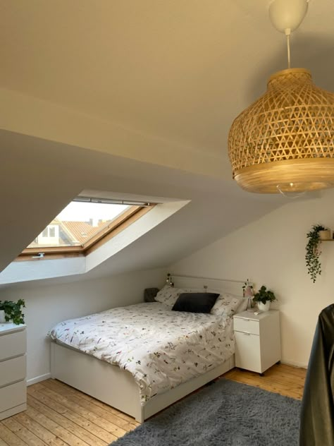 Small Low Ceiling Bedroom Ideas, Small Loft Bedroom Ideas Sloped Ceiling, Attic Room Ideas Slanted Walls Bedroom, Angled Roof Bedroom, Tiny Attic Room, Small Slanted Ceiling Bedroom, Pitched Roof Bedroom, Bett Aesthetic, Asthetic Zimmer