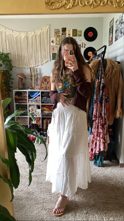 Bright Edgy Outfits, Hippie Outfits For Winter, Hippie Christmas Outfit, City Core Outfits, Basic Hippie Outfits, Winter Hippy Outfits, Spiritual Girl Aesthetic Outfits, Hippie Style Winter, Hippie Style Clothing Winter