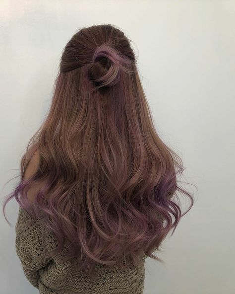 Pastel Purple Highlights Brown Hair, Brown Hair With Rose Gold Underneath, Purple Hair Underneath Light Brown, Brown Hair With Lilac Peekaboo, Brunette Hair Highlight Ideas, Hair Dye For Straight Hair, Purple Strands In Brown Hair, Light Purple Streaks In Brown Hair, Purple Highlights In Light Brown Hair