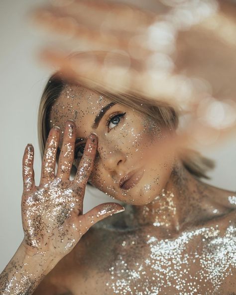 Kylie Katich, Glitter Photo Shoots, Skin Consultation, New Year Photoshoot, Shooting Studio, Glitter Photography, Disco Glam, Artsy Photos, Photographie Portrait Inspiration